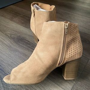 Old Navy peep toe booties, Size 10, Tan